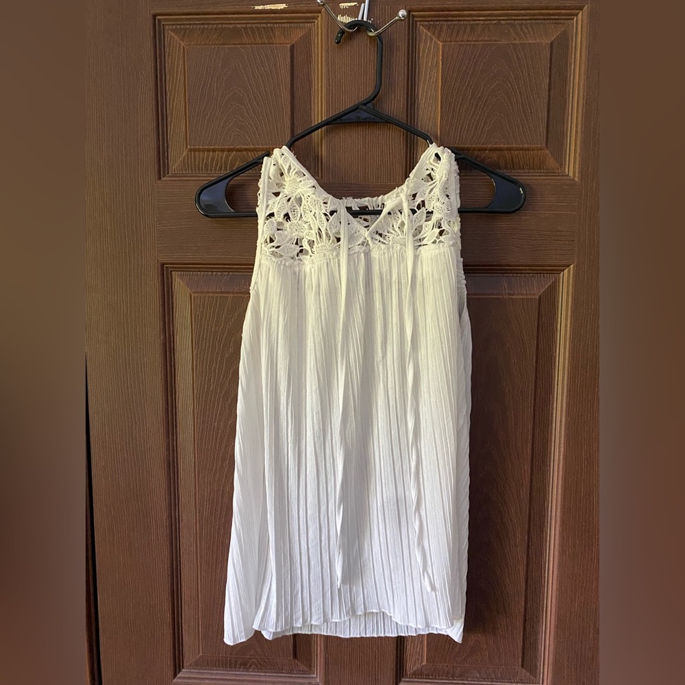 Woman’s White Lace Sleeveless Blouse